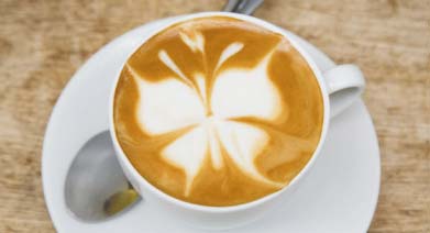 Cappuccino s&nbsp;motýlím pěnovým vzorem
