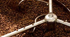 Zelená kávová zrna se praží, aby se dosáhlo požadované chuti