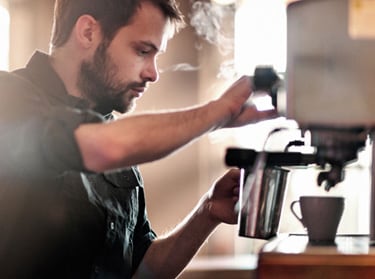 Barista připravující kávu