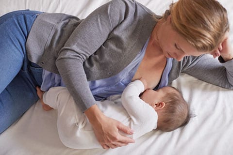 Polohy při kojení pro správné přisátí