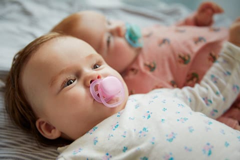 Dudlík a kojení: kdy dát miminku dudlík