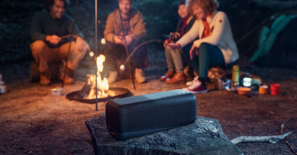 Odolný Bluetooth reproduktor Philips S7807 používaný při kempování