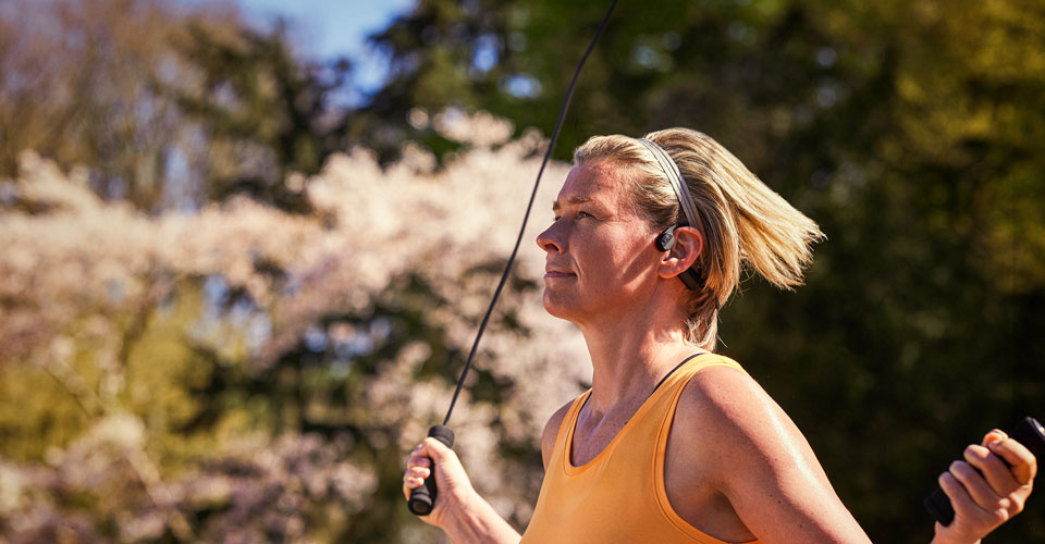 Sportovec používající sluchátka pro kostní vedení