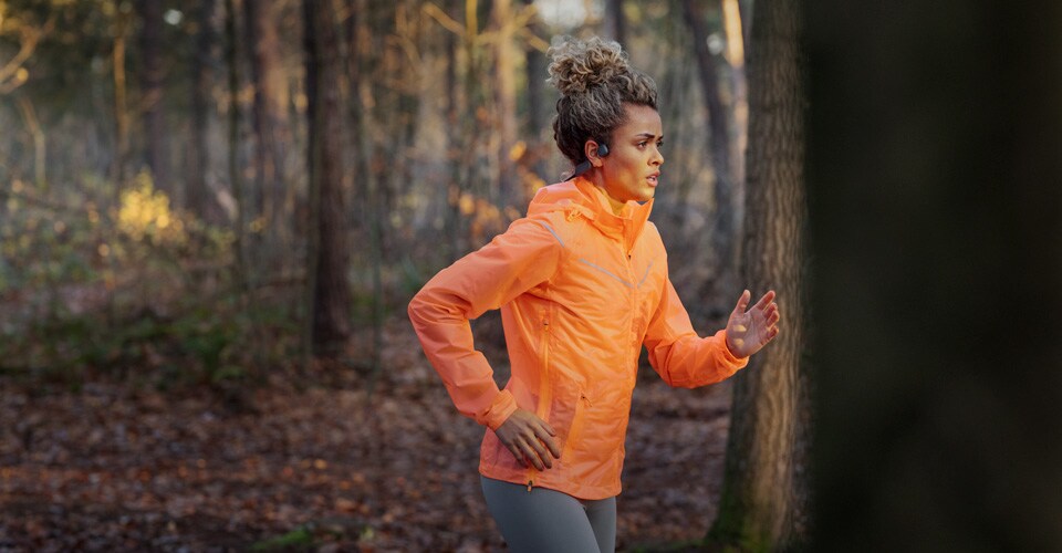  Sportovec používající bezdrátová sluchátka pro kostní vedení pro venkovní běh