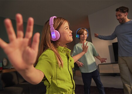 Děti si užívají hudbu ve sluchátkách Philips na uši