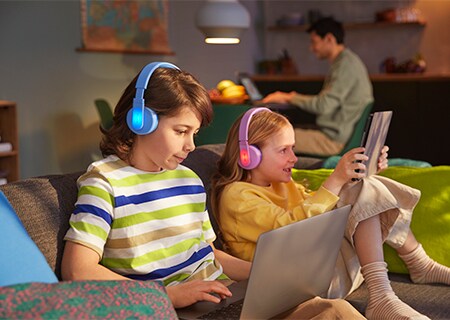 Děti využívající funkci barevných světelných panelů na sluchátkách Philips na uši