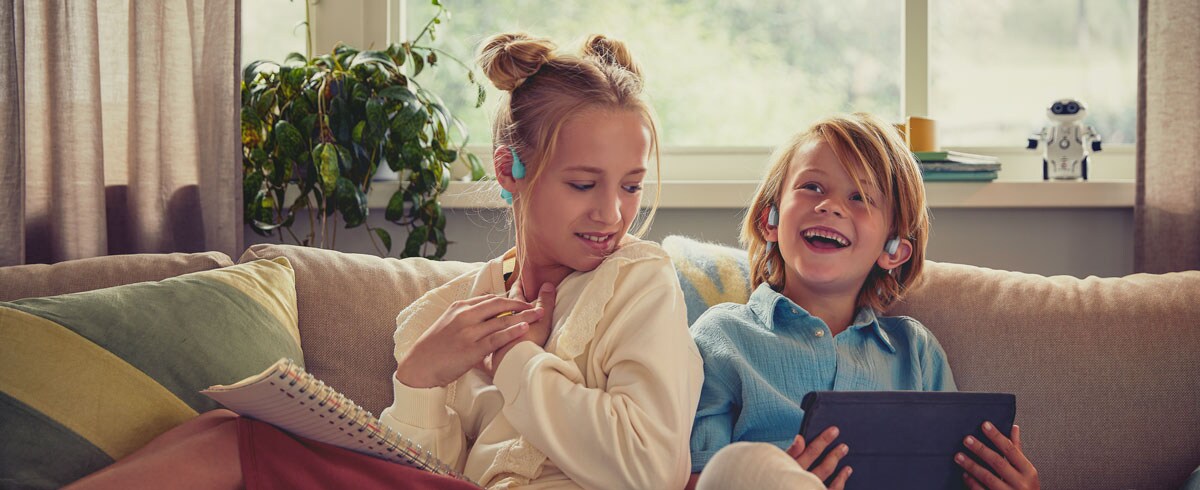 Děti sledující video s dětskými otevřenými sluchátky Philips
