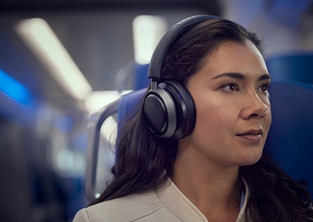 Žena si užívá Noise Canceling Pro+ se sluchátky Philips L4