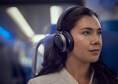 Žena si užívá Noise Canceling Pro+ se sluchátky Philips L4