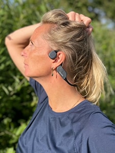 Žena se sluchátky Bluetooth s kostním vedením Philips