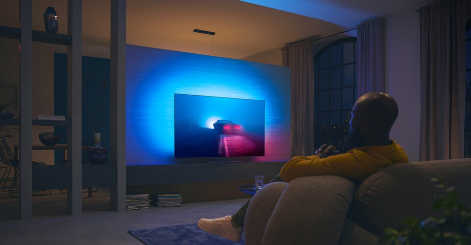 Pár sleduje film na Ambilight TV