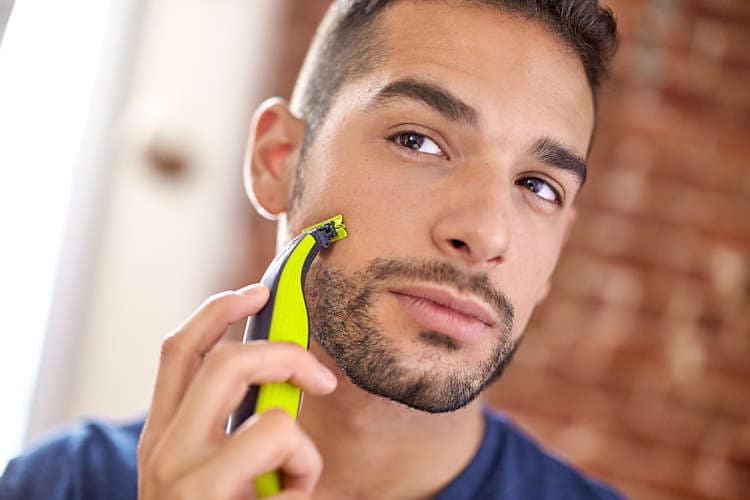 Muž se holí pomocí OneBlade