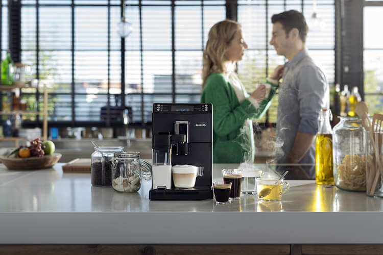 Pár si užívá kávu z kávovaru Philips řady 3100