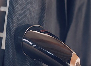 Ručn&iacute; napařovač osvěžuje hrub&scaron;&iacute; tkaniny