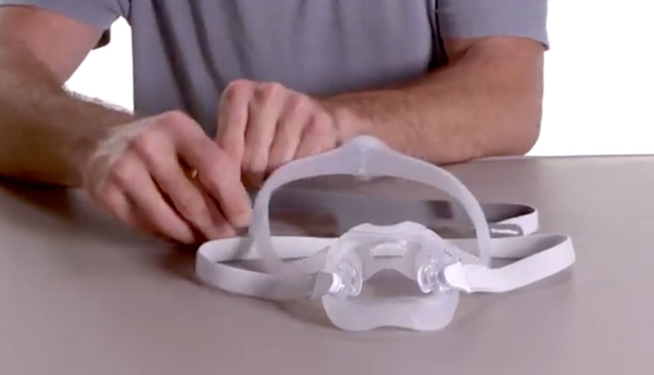Video na mobilu o čištění celoobličejové masky