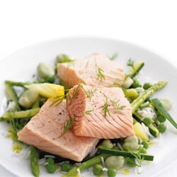 Recept na dušeného lososa s čerstvou zeleninou | Philips