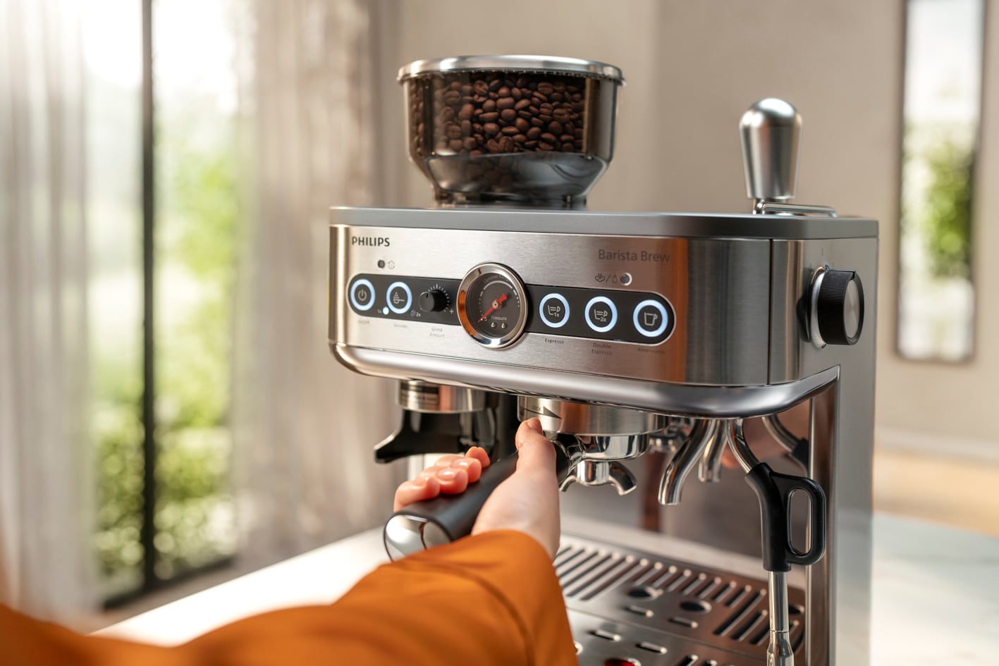 Příprava kávy v kávovaru Philips Barista Brew