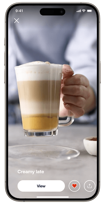 Chytrý telefon s obrazovkou aplikace HomeID se zobrazenými recepty na kávu