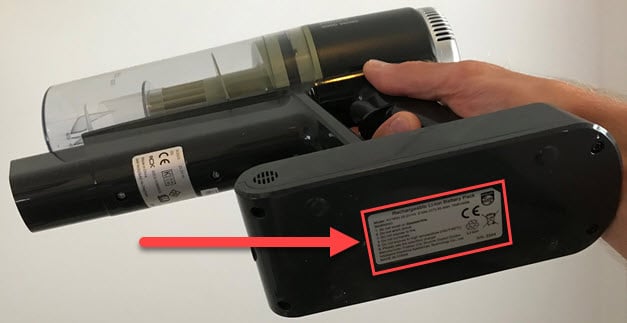 Akku für schwarzen kabellosen Staubsauger mit Etikett