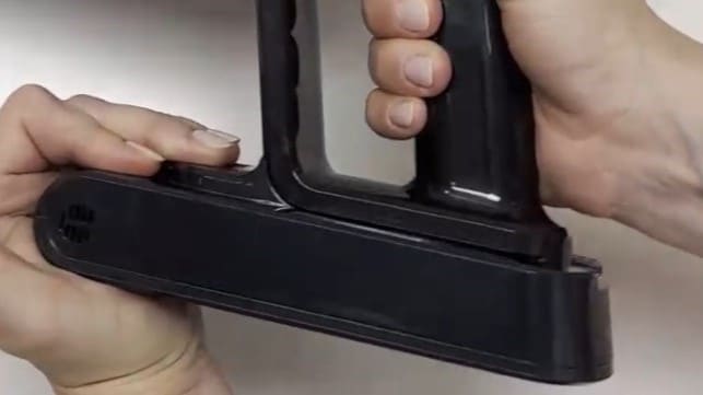 miniatura obrázku pro video o odpojení staré baterie a jejím vložení do plastového sáčku