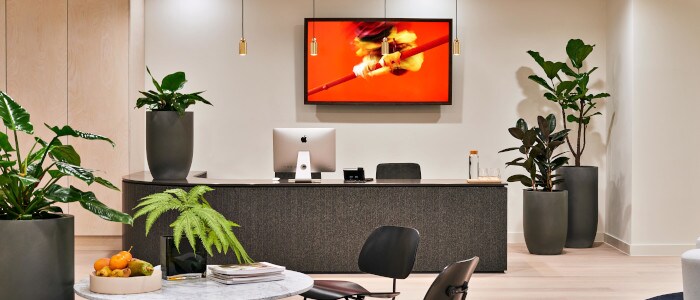 Profesionální monitor Philips na recepci kanceláře