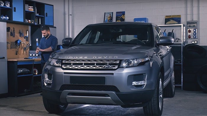 Výměna žárovek ve světlometech vozidla Range Rover Evoque