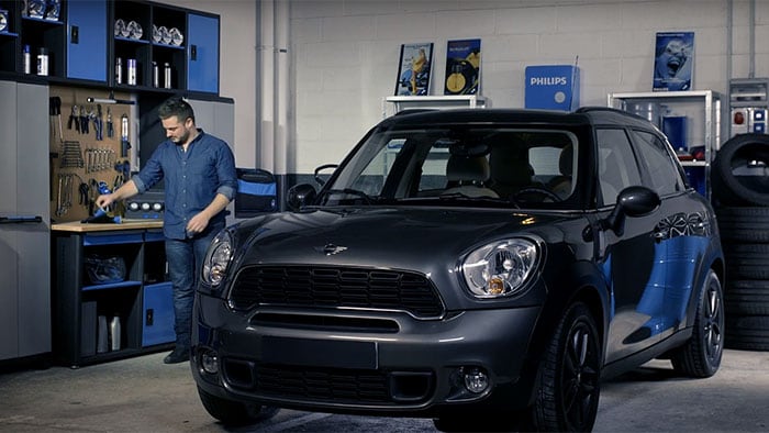 Výměna žárovek ve světlometech vozidla Mini Cooper Countryman