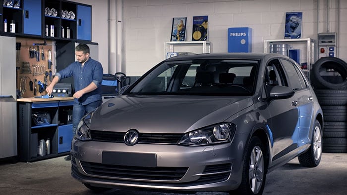 Výměna žárovek ve světlometech vozidla Volkswagen Golf VII